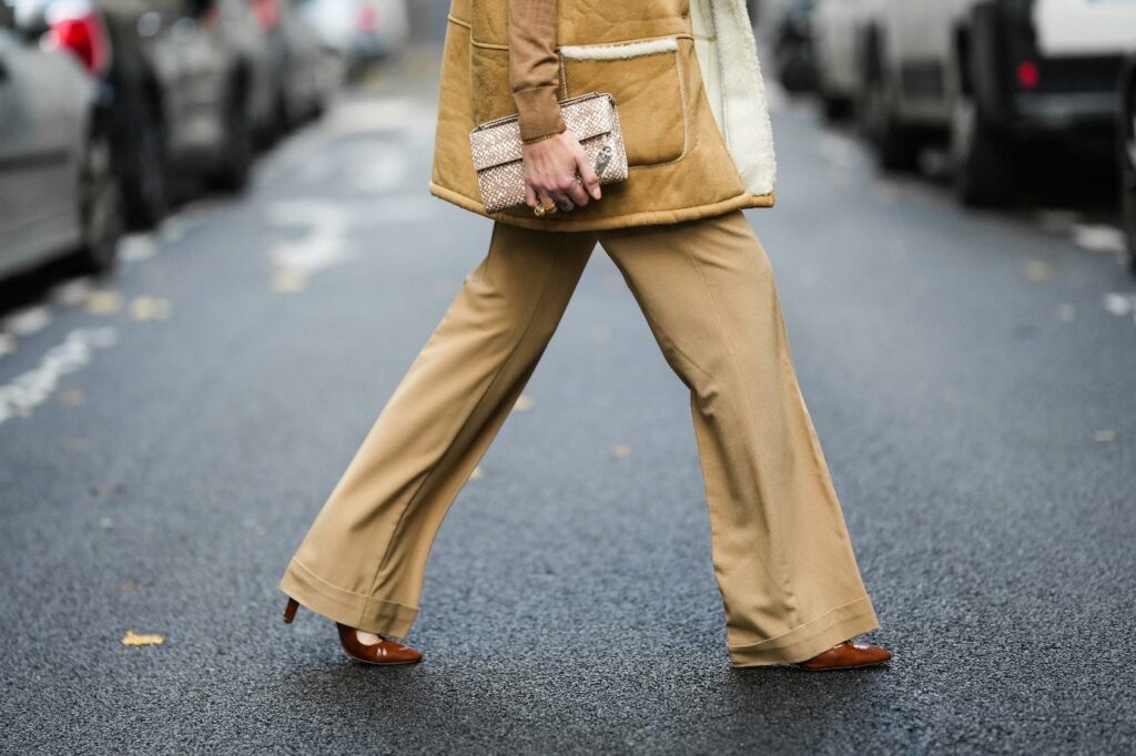 Femme en pantalon large beige et chaussures marron