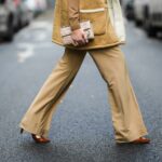 Femme en pantalon large beige et chaussures marron