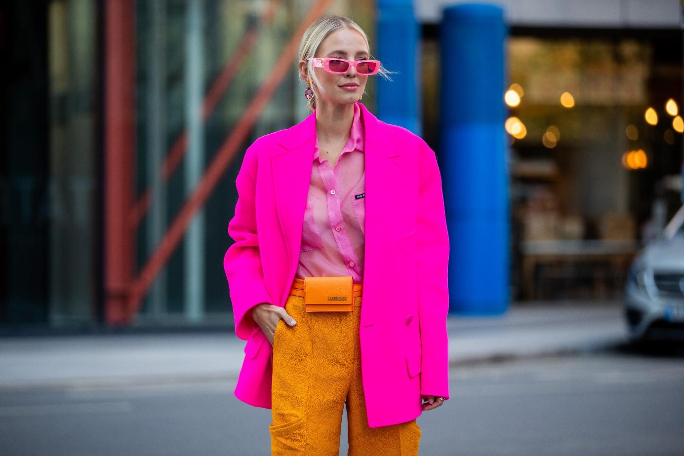 Comment porter un blazer rose avec un pantalon de costume fuchsia