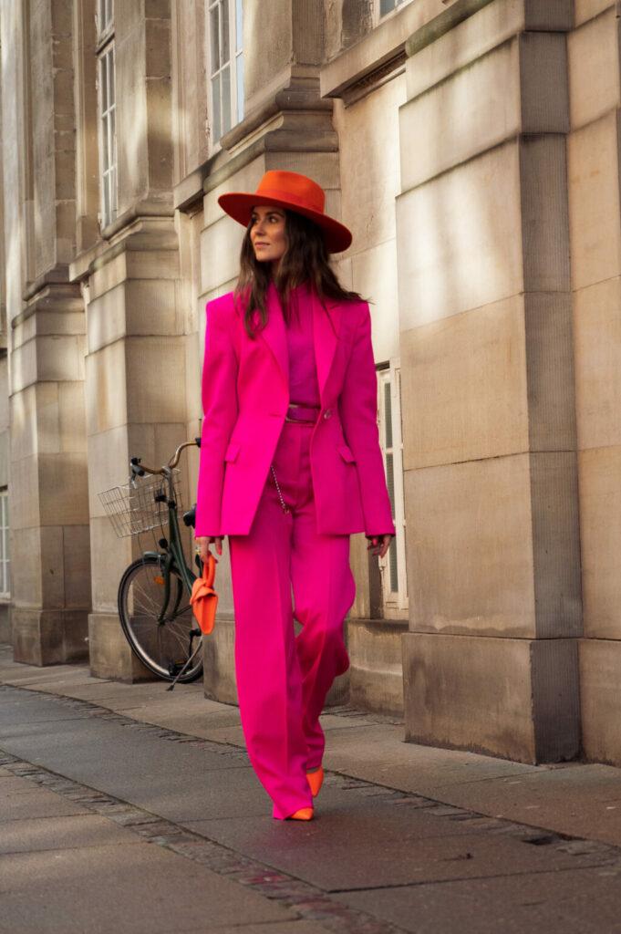 Le blazer rose est de nouveau tendance ! Découvrez les looks des  influenceuses - Runway modivo.fr