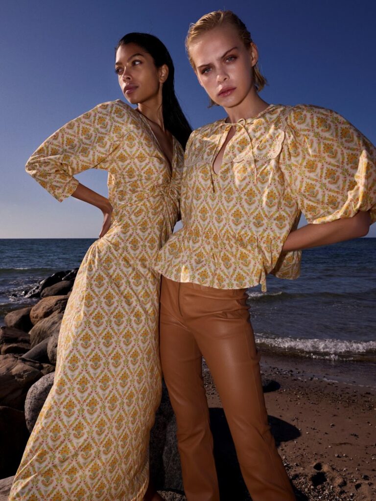 Deux femmes en tenues à motifs