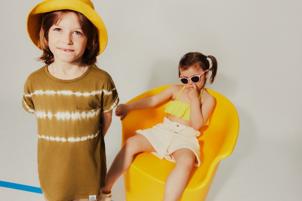 Deux petites filles en chapeaux et lunettes de soleil