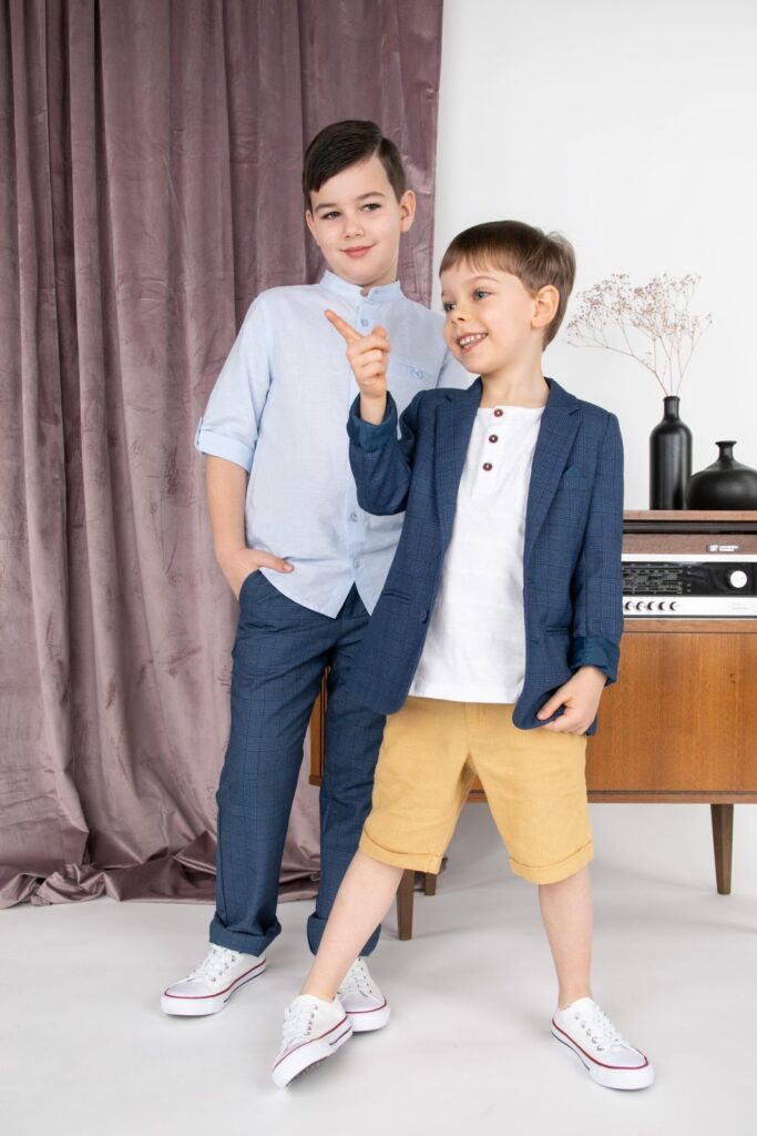 Deux garçons en tenues casual