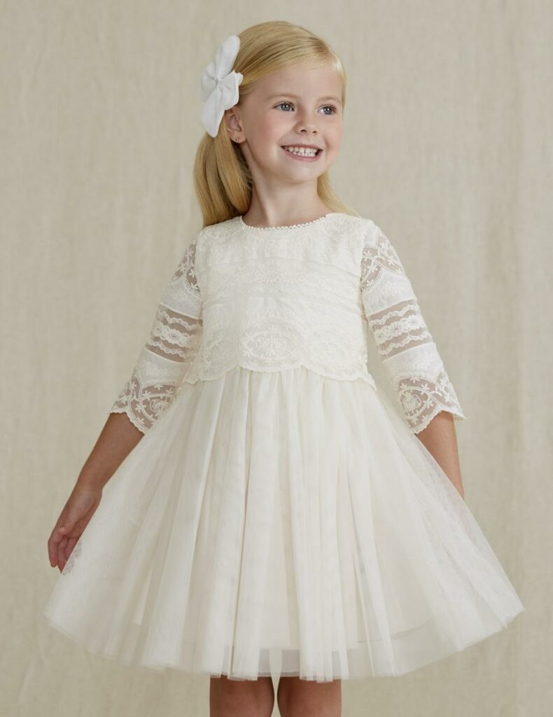 Fille en robe blanche élégante