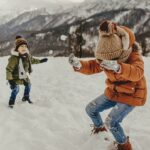 Enfants se jetant des boules de neige