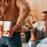 Femme offrant un cadeau de Noël à un homme