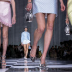 Chaussures tendance 2024 : mannequins portant des chaussures argentées et transparentes