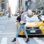 Femme marchant dans les rues de New York