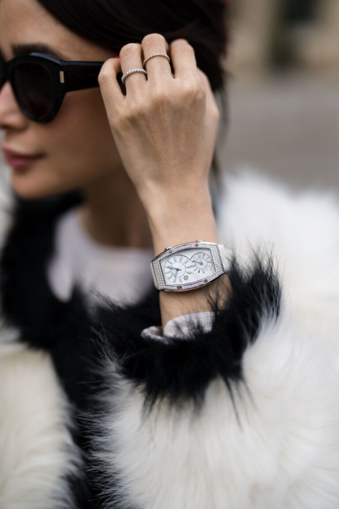 Femme portant une montre en argent