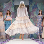 Robes tendance en 2024 : mannequin portant une robe évasée à motif floral
