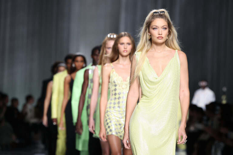 Couleurs tendance 2024 : mannequins portant des robes jaunes et vertes