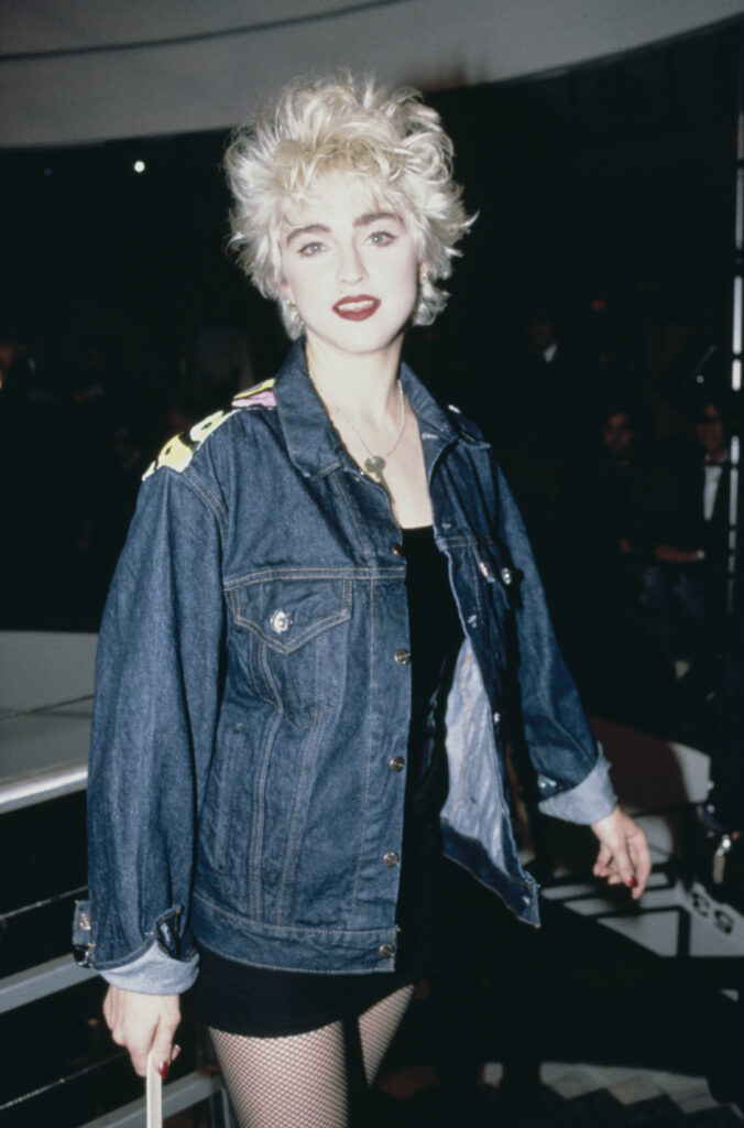 Madonna portant une veste en jean