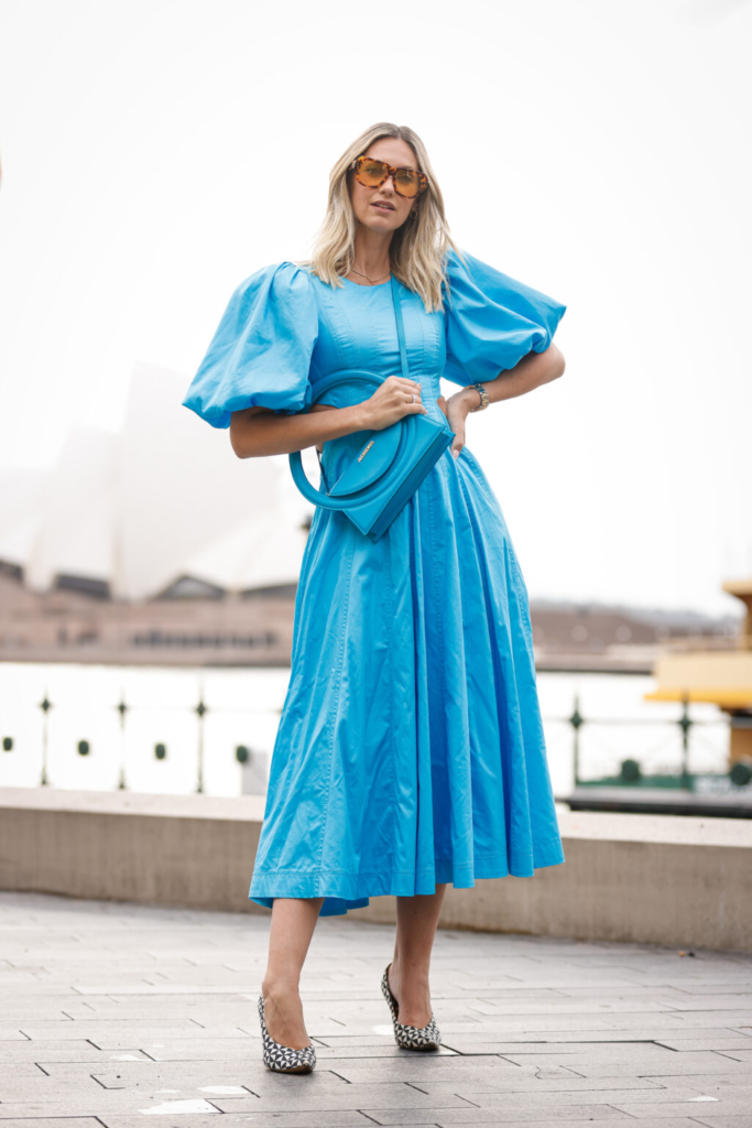 Robes de mariage tendance pour 2024 : robe bleue à manches bouffantes