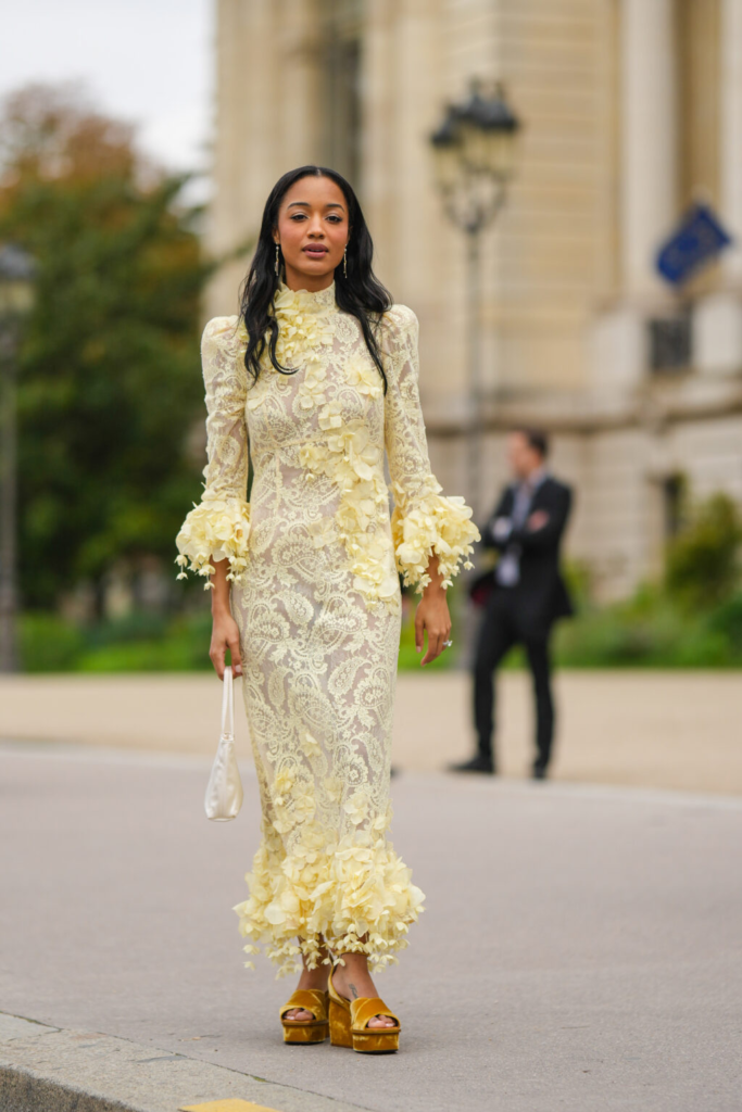 Robes de mariage tendance pour 2024 : 
robe ajourée jaune