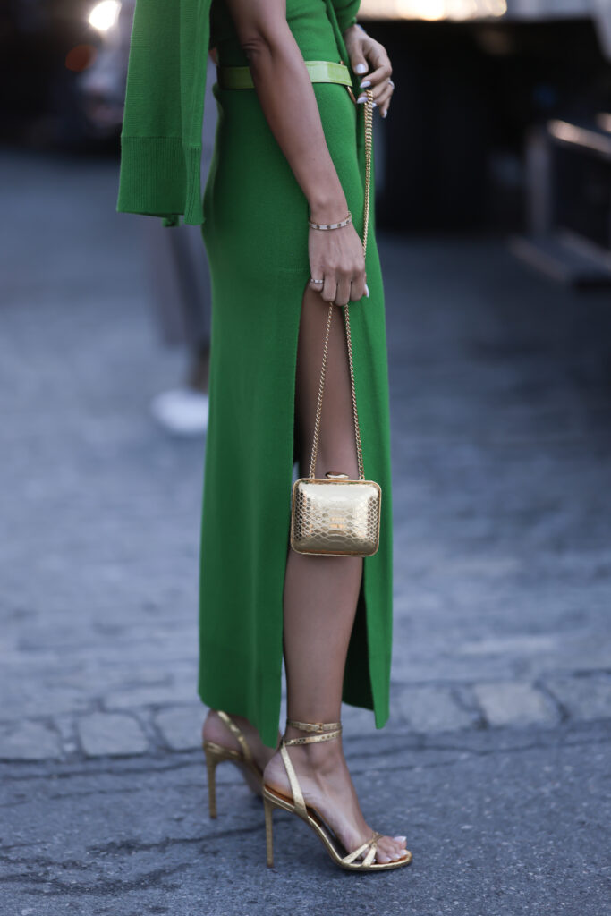 Chaussures dorées avec une robe verte : les sandales à talons