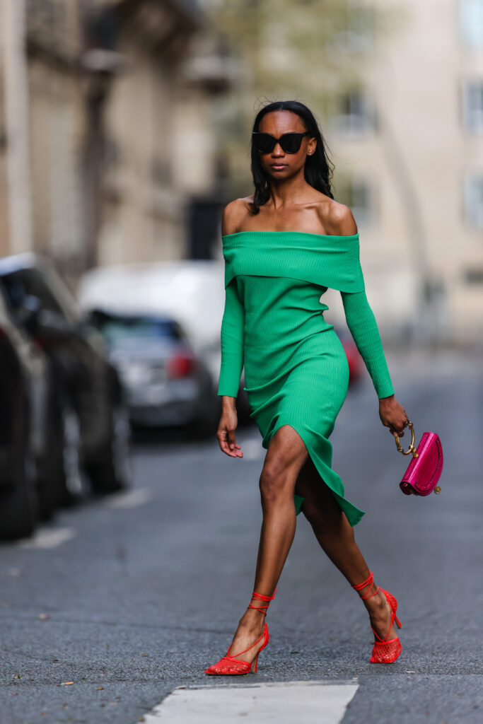 Sandales rouges combinées avec une robe verte à manches longues