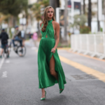 Quelles chaussures avec une robe verte -femme portant une robe verte maxi et des talons aiguilles verts