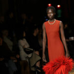 Couleurs tendance de la saison automne-hiver 2024-2025 : mannequin en robe rouge