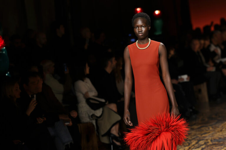 Couleurs tendance de la saison automne-hiver 2024-2025 : mannequin en robe rouge