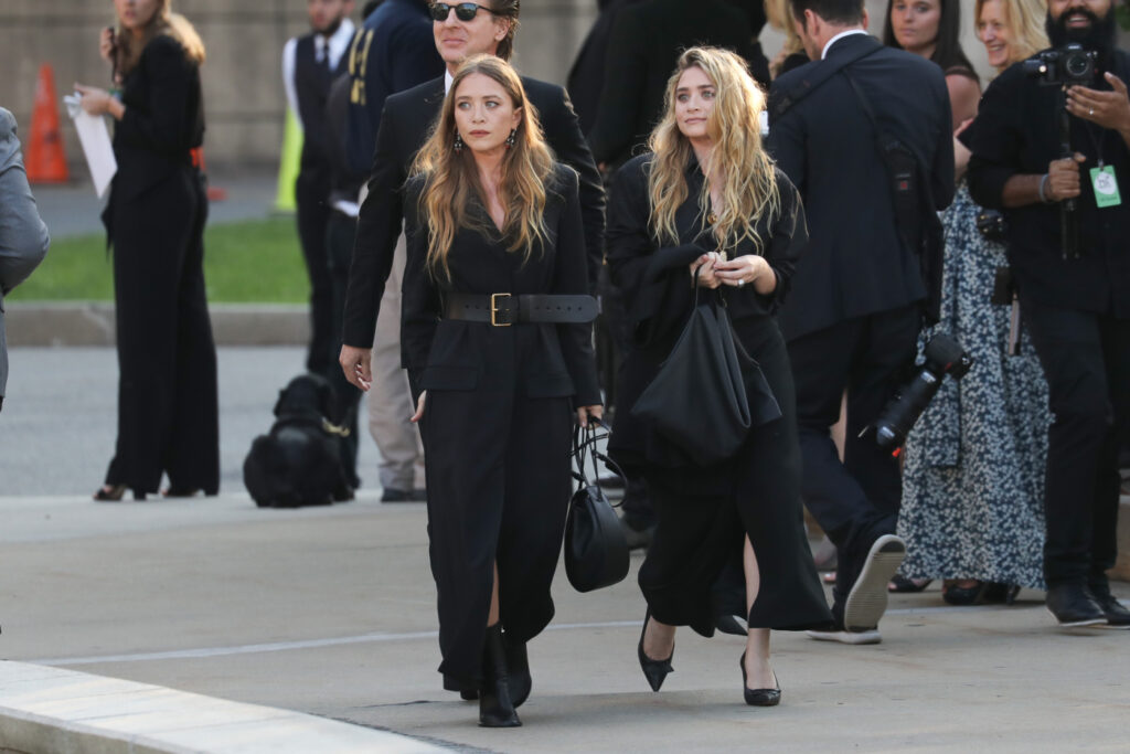 Mary-Kate et Ashley Olsen dans des habits noirs quiet luxury