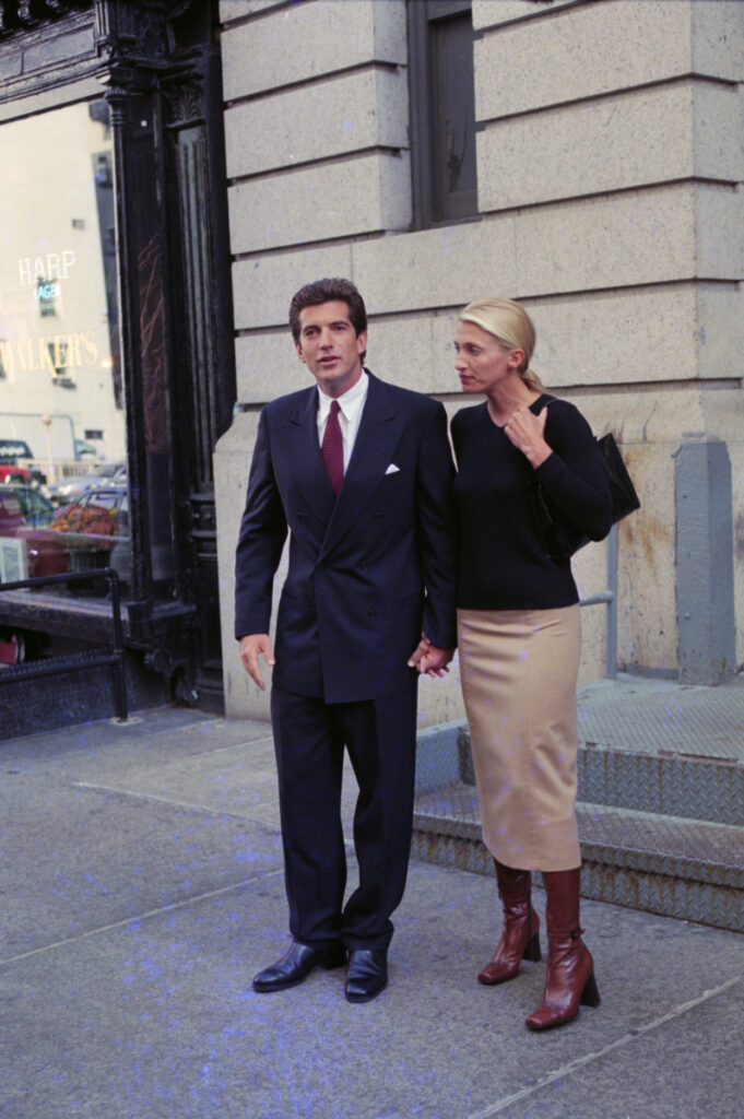 John Kennedy Junior et Carolyn Bessette Kennedy  habillés en quiet luxury