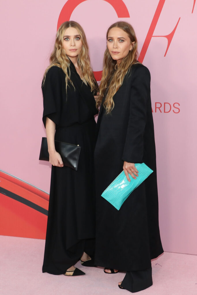 les soeurs jumelles Olsen dans des vêtements de style quiet luxury