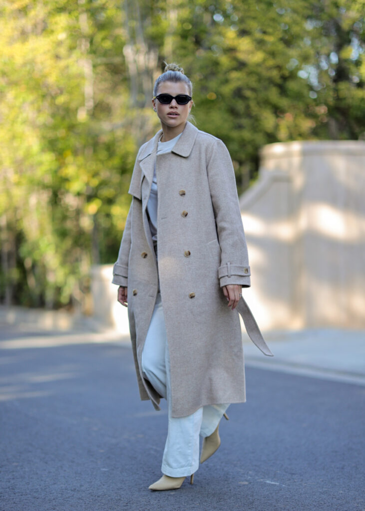 Sofia Richie dans un manteau beige de style quiet luxury