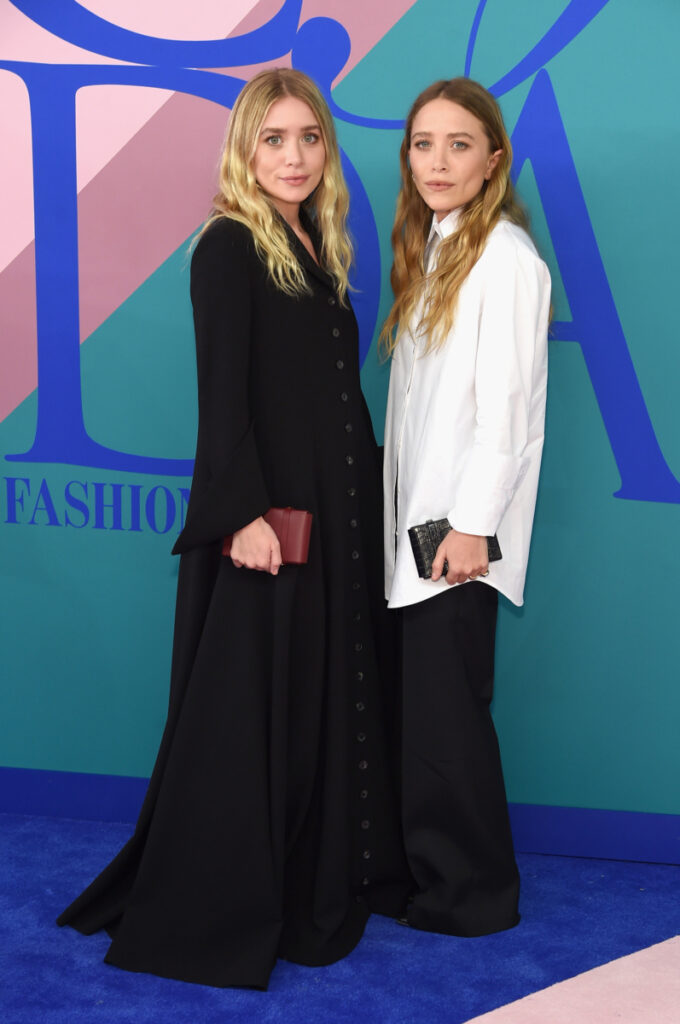 Mary-Kate et Ashley Olsen portant des vêtements qui s'inscrivent dans la tendance quiet luxury