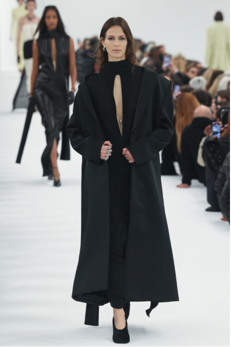 mannequin portant un manteau dans un défilé Givenchy
