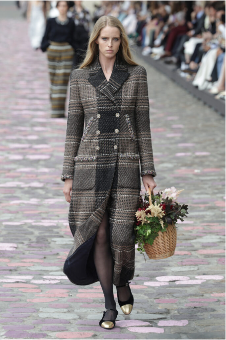 mannequin portant un manteau à carreaux Chanel
