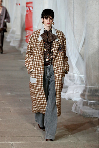 mannequin portant un pantalon large et  un manteau à carreaux de la marque Etro