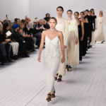 les robes tendance pour la saison automne-hiver 2023-2024 : mannequins en robes noires et blanches