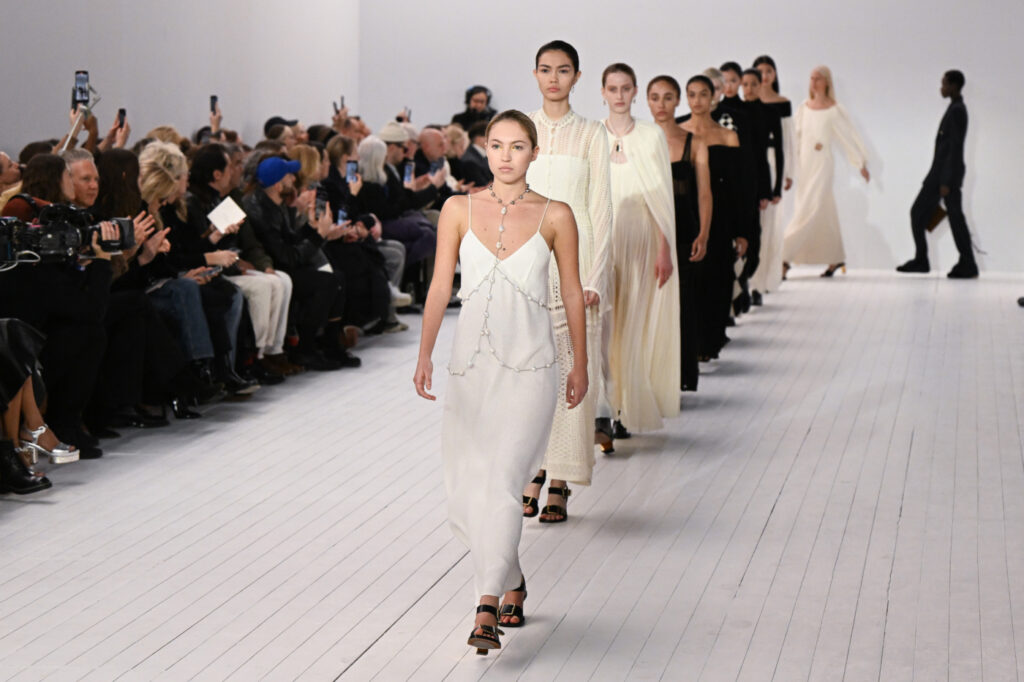 les robes tendance pour la saison automne-hiver 2023-2024 : mannequins en robes noires et blanches