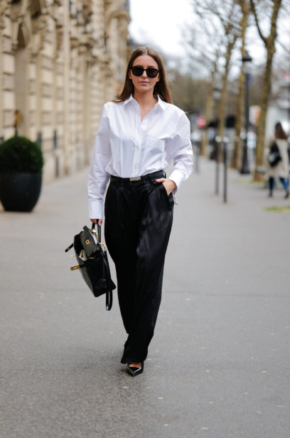 Femme d'affaire élégante portant une chemise blanche et un porte-documents