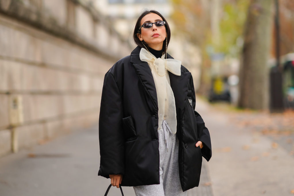 comment porter une doudoune : femme portant une doudoune noire