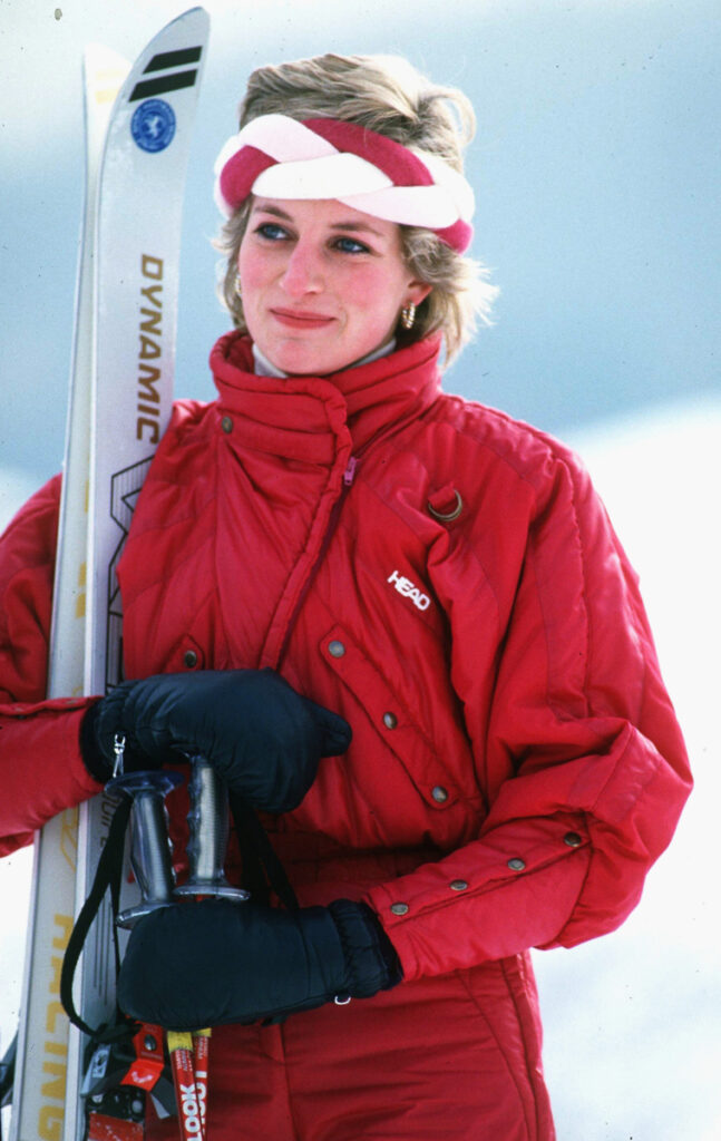 la princesse Diana portant une combinaison après-ski rouge