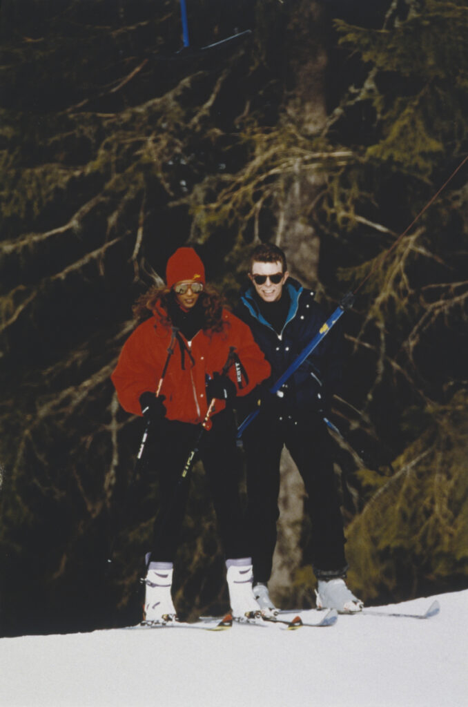 David et Iman Bowie faisant du ski dans des habits après-ski