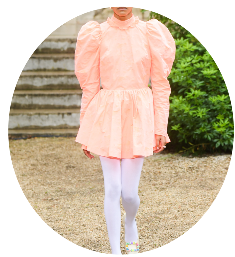 Couleur Pantone de l'année 2024 : robe peach fuzz, colants blancs et chaussures à boucles hautes en couleur