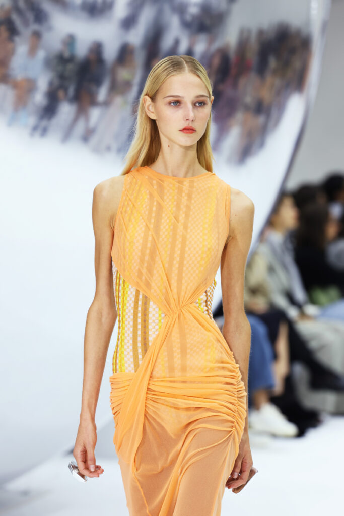 Couleur Pantone de l'année 2024 : robe orange