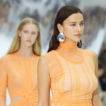 Couleur Pantone de l'année 2024 : mannequins portant des robes nuance Peach Fuzz