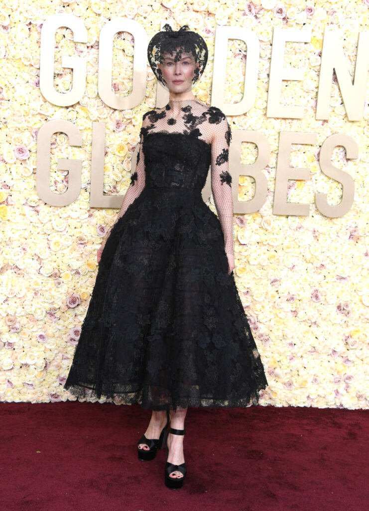 Golden Globes 2024 : la robe de Rosamund Pike