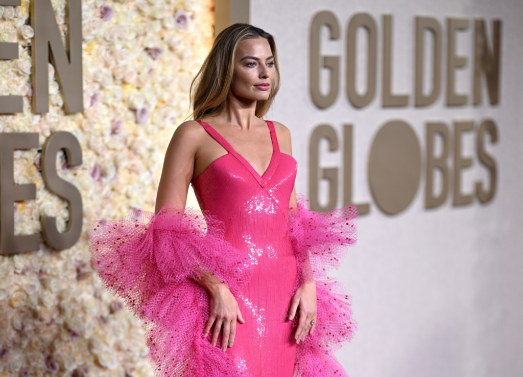 Golden Globes 2024 : Margot Robbie dans une robe rose à sequins et ornement original
