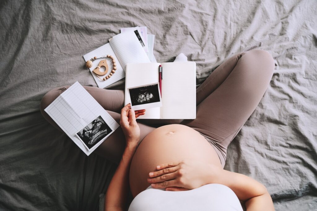 femme enceinte regardant les échographies