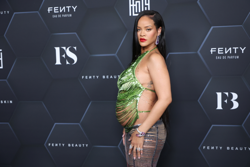 Rihanna enceinte portant un look original