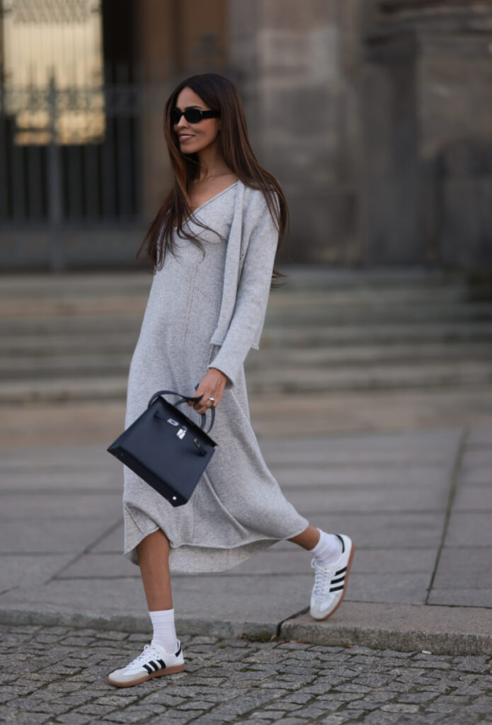 les adidas Samba pour femmes dans un look avec une robe grise