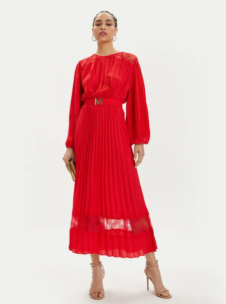Robes de mariage tendance pour 2024 :  robe maxi rouge avec des dentelles