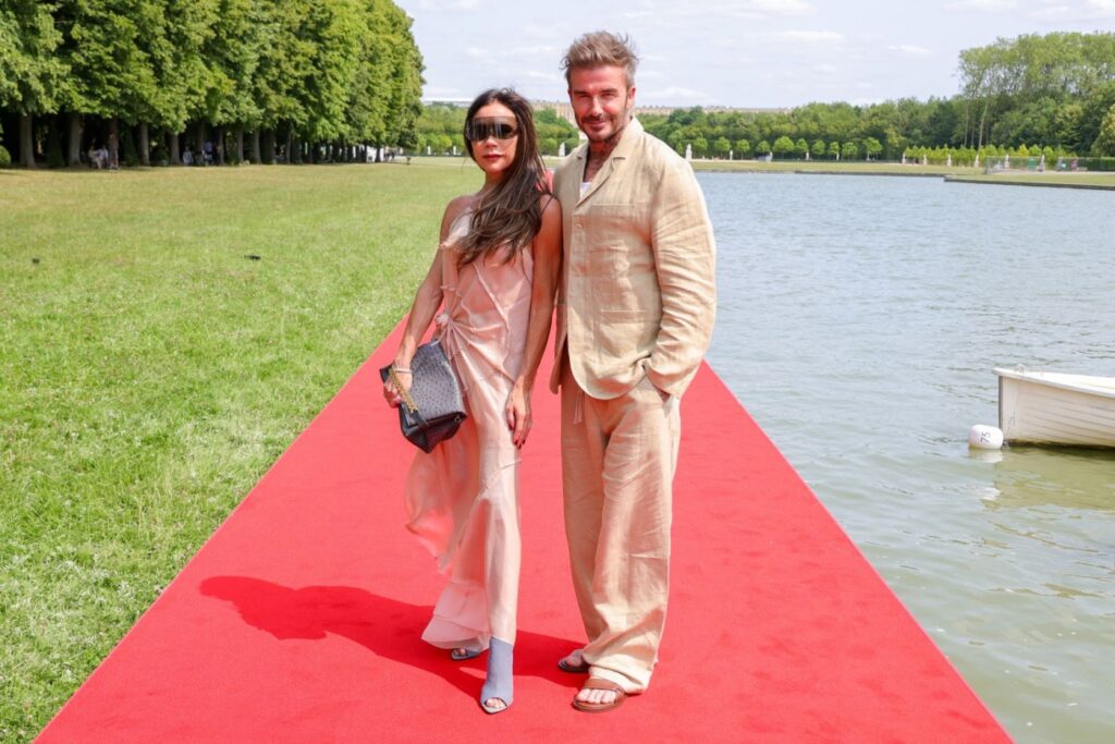 Le couple David et Victoria Beckham portant des vêtements en lin