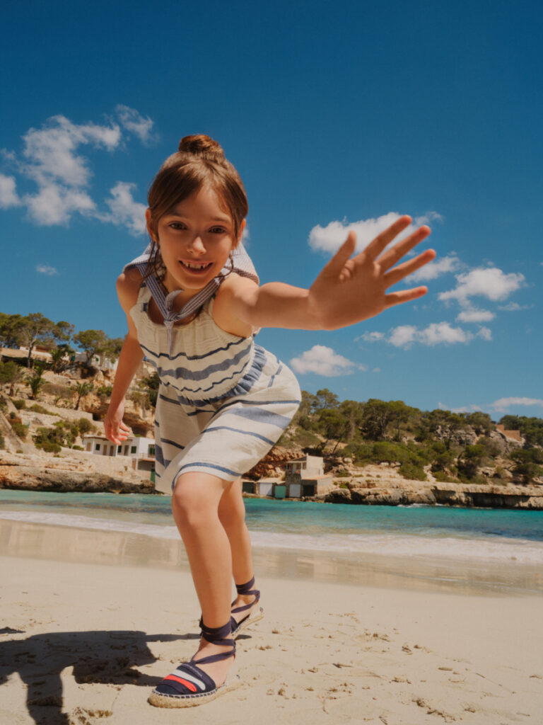 look de plage pour fille : robe à rayures