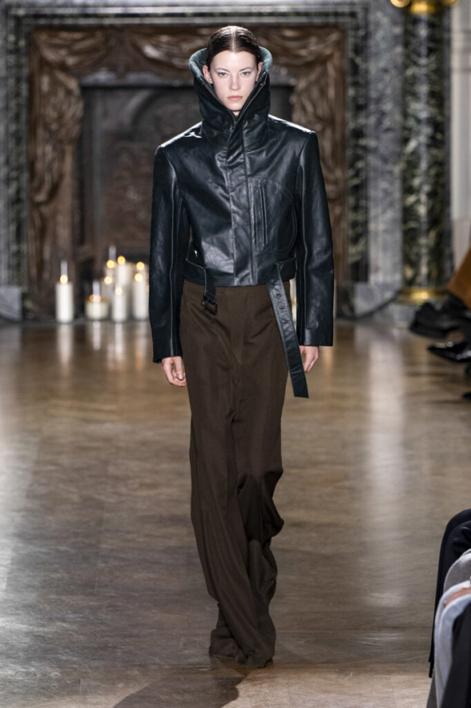 mannequin dans un défilé Victoria Beckham : tendances automne-hiver 2024-2025