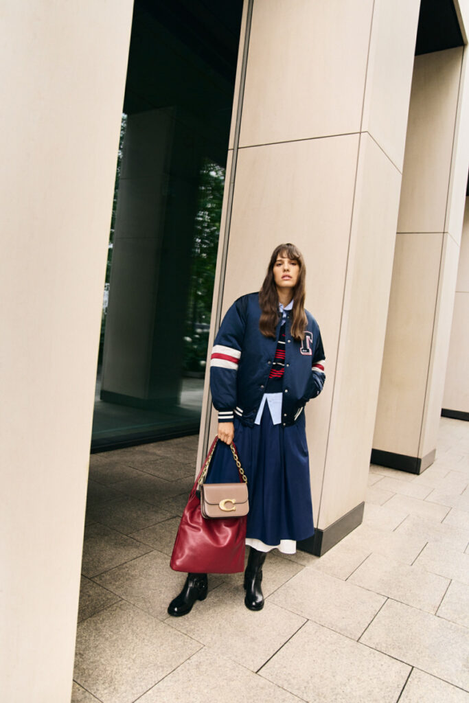 look avec une jupe et une veste bomber pour le travail